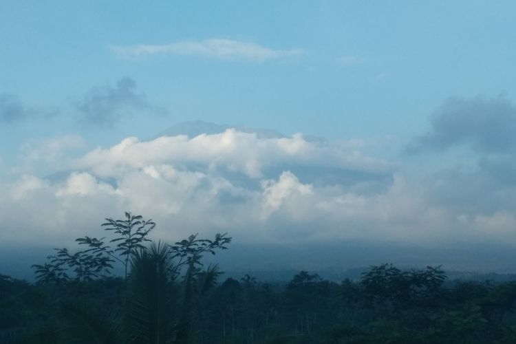 Gunung Agung terpantau diselimuti kabut pada Selasa (19/9/2017) sore