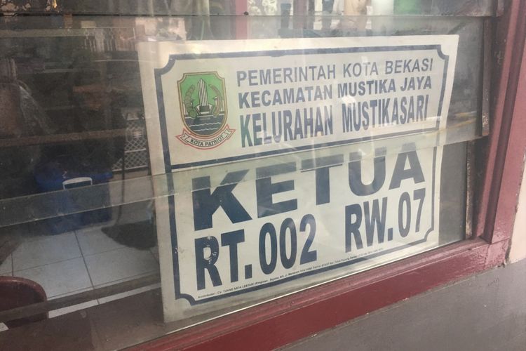 Beredar surat pelarangan pelihara anjing di RT 02 RW 07 Kelurahan Mustikasari, Kecamatan Mustika Jaya, Kota Bekasi, di Bekasi, Selasa (26/9/2017).