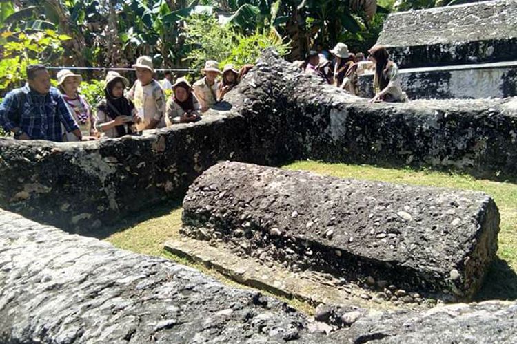 Makam Raja Bulonggodu atau Atinggola yang memerintah di Kerajaan Bintauna dikenalkan kepada Pramuka Saka Widya  Budaya Bakti yang mengikuti Jelajah Purbakala.