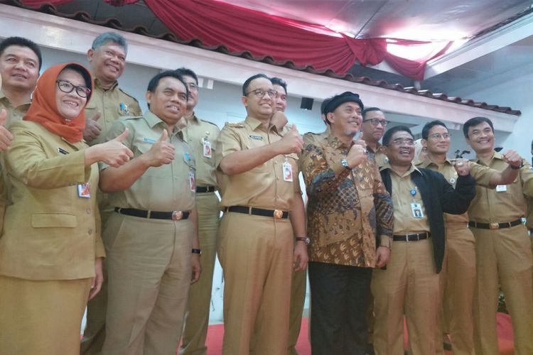 Gubernur DKI Jakarta Anies Baswedan, Wakil Gubernur Sandiaga Uno, dan Ketua DPRD DKI Jakarta Prasetio Edi Marsudi di rumah dinas Prasetio, Senin (6/11/2017). Dirjen Otonomi Daerah Kemendagri Sumarsono juga ikut dalam acara itu. 