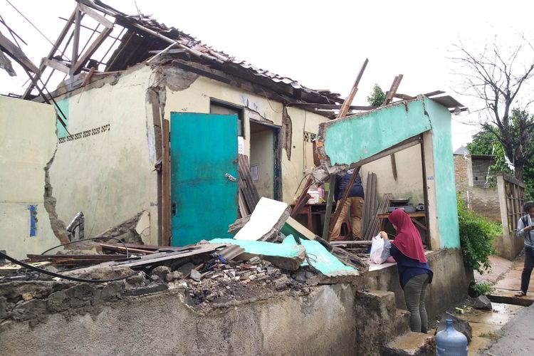 Rumah yang hancur tertimpa menara BTS di Jati Barang, 26/11/2017