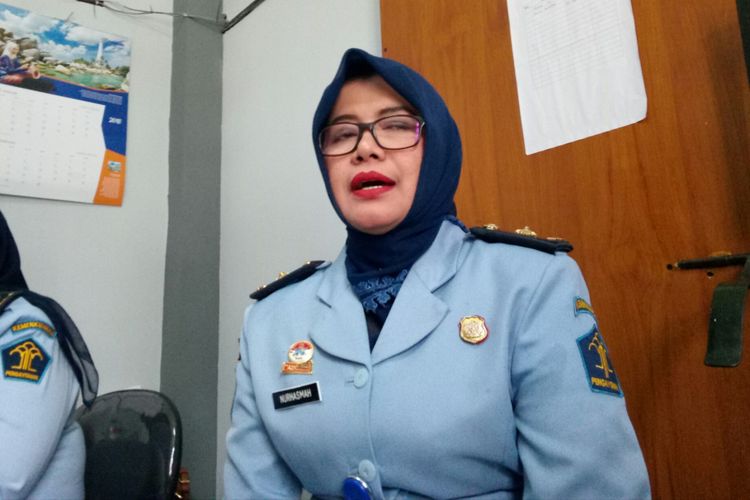 Bidan Lapas Wanita Sukamiskin Nurhasmah tengah menjelaskan proses persalinan tersangka S di Lapas Wanita Sukamiskin Bandung, pada Minggu (4/2/2018) lalu.  