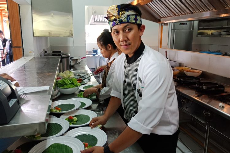 Galuh Gandamana (30), Head Chef di resto Bebek Tepi Sawah di Ciloto, Puncak, Cianjur, Jawa Barat sedang mempersiapkan hidangan, setelah resmi dibuka, Minggu (15/4/2018).(KOMPAS.com/MUHAMMAD IRZAL ADIAKURNIA)