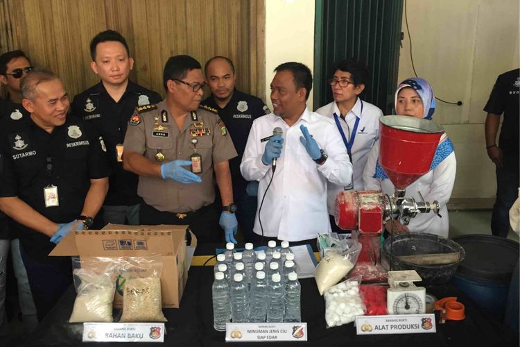 Polisi mengamankan lima ton minuman beralkohol jenis ciu yang diproduksi di salah satu rumah Jalan Pekojan 1, RT 013 RW 05 Kelurahan Pekojan, Jakarta Barat, Kamis (3/5/2018). 