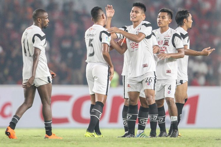 Para pemain Madura United bergembira saat merayakan gol ke gawang Persija Jakarta pada pertandingan Liga 1 di Stadion Utama Gelora Bung Karno, Sabtu (12/5/2018).