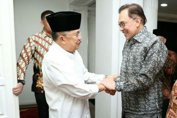 Wakil Presiden RI Jusuf Kalla (kiri) menerima mantan Wakil Perdana Menteri Malaysia, Anwar Ibrahim (kanan). Keduanya bertemu di rumah dinas kediaman Wapres RI, di Jalan Diponegoro, Jakarta, Minggu malam (20/5/2018).