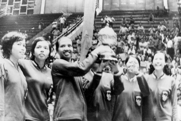 Para srikandi kita (Minarni cs) yang telah berhasil merebut Piala Uber dari tangan Jepang pada 6 Juni 1975, dan ini untuk pertama kali kita memboyongnya, diabadikan bersama di Istora Senayan 1975.