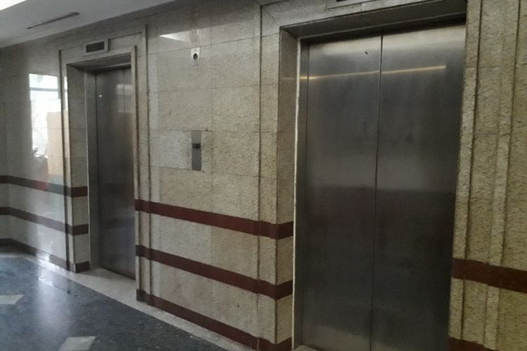 Lift di Gedung Mitra Praja, Sunter, yang sudah tidak berfungsi, Kamis (2/8/2018).