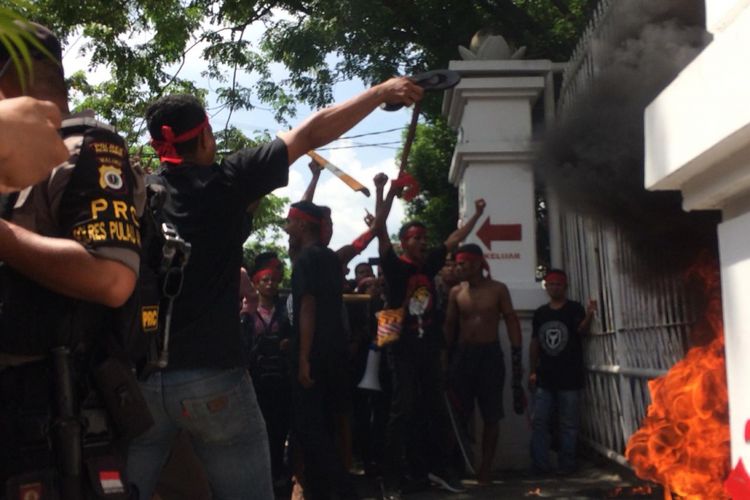 Ratusan mahasiswa asal Kabupaten Seram Bagian Barat meggelar unjuk rasa di pintu masuk Kantor Gubernur Maluku, Kamis (18/10.2018). Mereka menuntut gubernur mencabut sejumlah izin perusahan yang mengeksploitasi hutan adat di wilayah mereka.