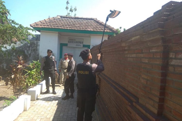 Polisi memeriksa kompleks pemakaman Gubernur Soeryo untuk menyambut kunjungan calon Presiden Prabowo Subianto di Magetan, Rabu (31/10/2018).