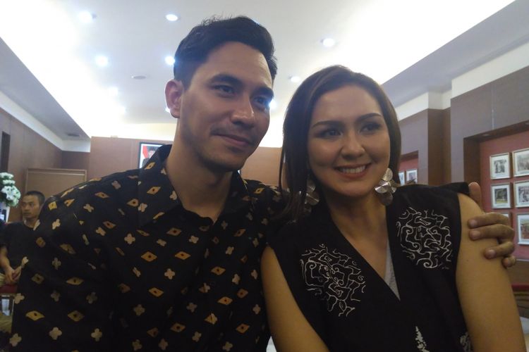 Pasangan selebritas Donna Agnesia dan Darius Sinathrya saat ditemui dalam jumpa pers Panasonic Gobel Awards 2018 di kawasan Dewi Sartika, Cawang, Jakarta Timur, Kamis (1/11/2018).