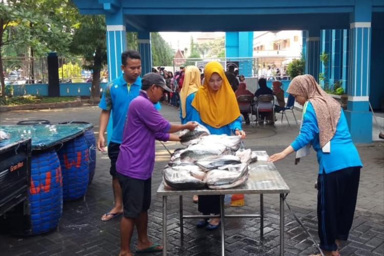 Pasar Bandeng murah di depan kantor Dinas Perikanan Sidoarjo, Senin (19/11/2018)