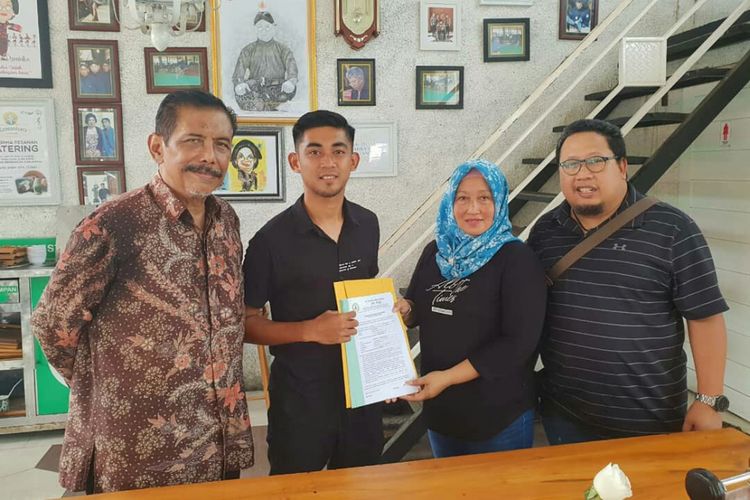 Arsyad Yusgiantoro (dua dari kiri) usai menandatangani kontrak bersama PSS Sleman.