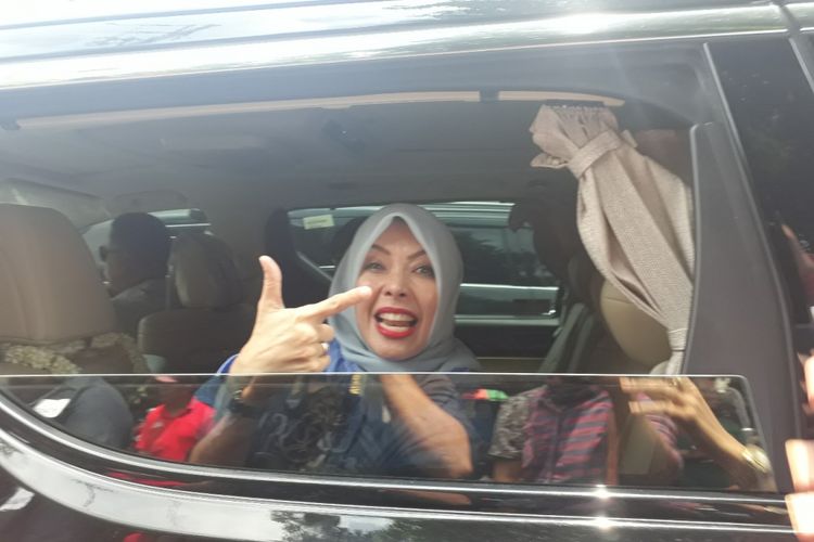 Nur Asia, istri Cawapres 02 Sandiaga Salahudin Uno usai menjenguk Ahmad Dhani di Rutan Madaeng, Surabaya, Senin (25/2/2019).