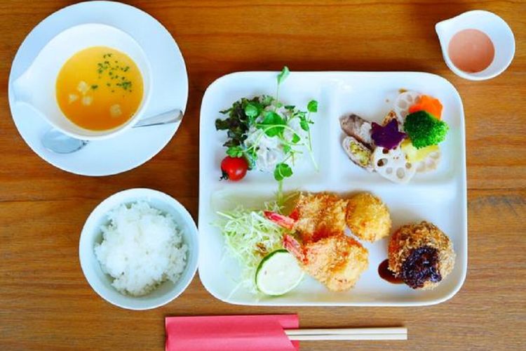 Mixed Fry Set Meal yang dilengkapi dengan minuman dan makanan penutup seharga 1.100 yen ditawarkan dengan porsi terbatas setiap harinya.