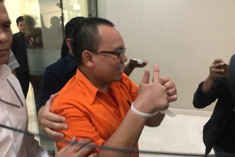 Koordinator Relawan IT Badan Pemenangan Nasional (BPN) Prabowo Subianto-Sandiaga Uno, Mustofa Nahrawardaya, terlihat keluar dari gedung tahanan menuju ruang pemeriksaan, di Gedung Bareskrim Mabes Polri, Jakarta Selatan, Rabu (29/5/2019).