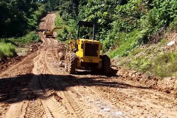 Jalan Trans-Papua Barat, yang menghubungkan Manokwari Selatan dan Bintuni, mulai diperbaiki oleh Pelaksana Jalan Nasional (PJN) Wilayah IV Bintuni.