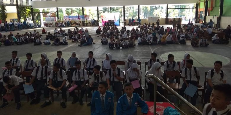 Para calon siswa sedang mengantri untuk menyerahkan berkas persyaratan masuk SMK Negeri 1 Kota Magelang, di aula sekolah setempat, Selasa (18/6/2019).