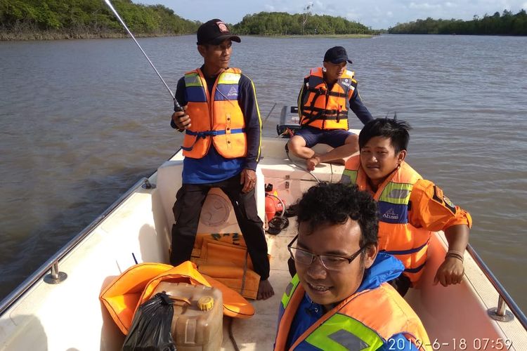 Tim gabungan menggunakan perahu karet menyisir lokasi hilangnya melayan setelah diseret buaya di Desa Selingsing, Belitung Timur, Selasa (18/6/2019).