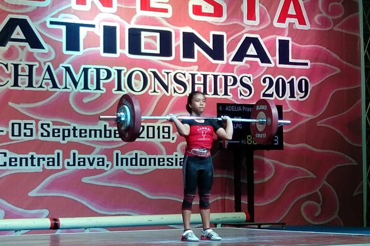 Lifter asal Lampung, Adelia Prasasti, mengangkat beban 80 kg untuk angkatan clean and jerk kelas 40 kg youth women di The 2nd Junior Indonesia Weightlifting Championships 2019 di GOR Tri Lomba Juang Semarang, Jumat (31/8/2019).