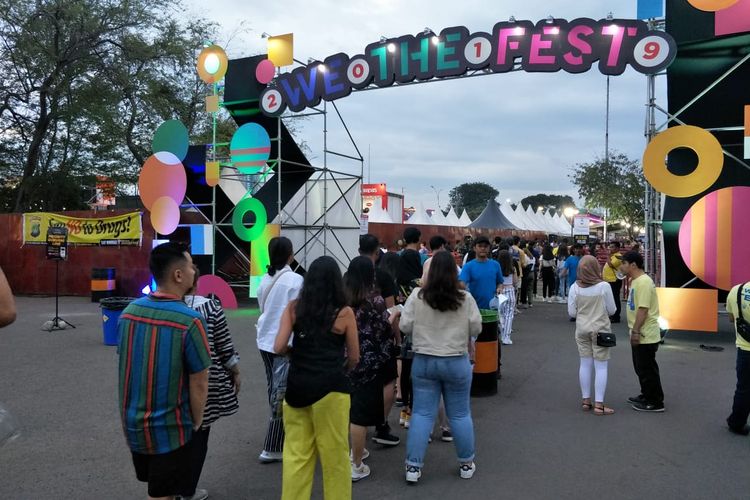 Antrean penonton We The Fest 2019 hari pertama di Jiexpo, Kemayoran, Jakarta Pusat, Jumat (19/7/2019).