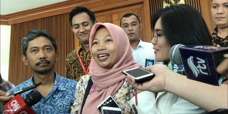 Baiq Nuril dan Rieke Diah Pitaloka di Kompleks Parlemen, Senayan, Jakarta, Selasa (16/7/2019)