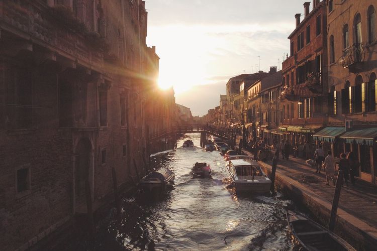 Venesia menjadi kota romantis di Italia yang terkenal dengan wisata gondolanya. 