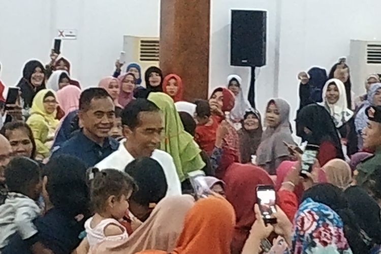 Presiden Joko Widodo dikelilingi ibu-ibu penerima PKH di Pangkal Pinang, Kamis (14/3/2019).