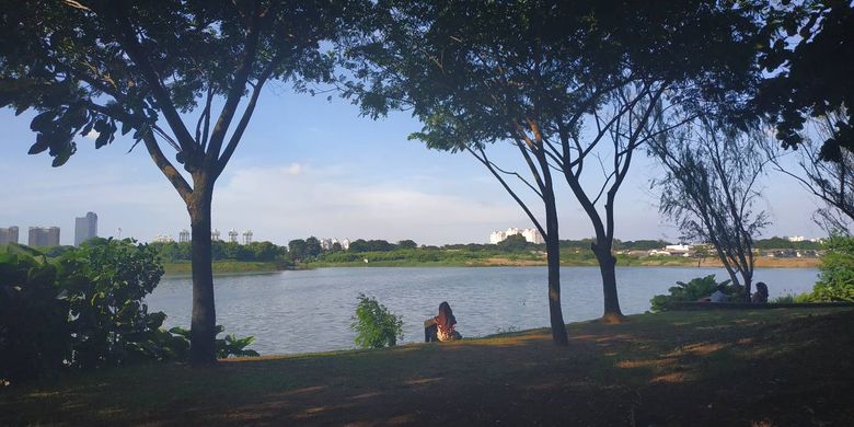 Suasana asri di Taman Waduk Ria Rio Pulomas, Jakarta Timur.