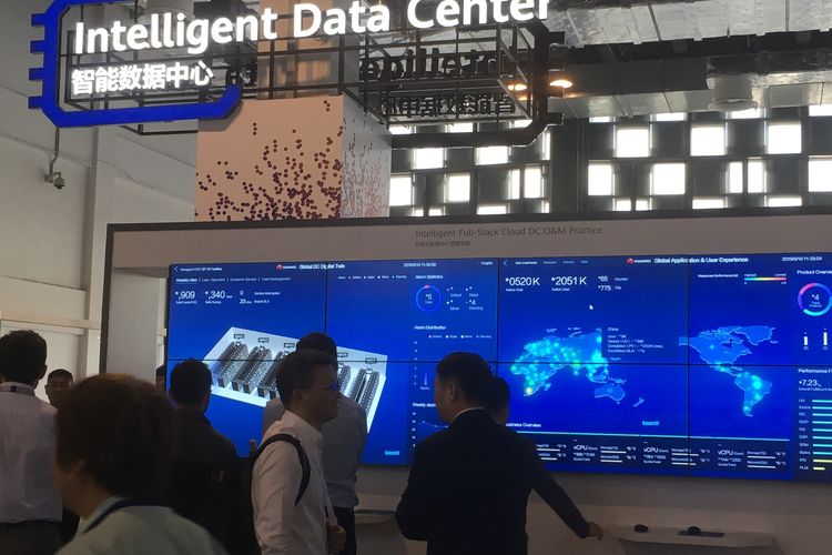 Pengunjung berdiskusi dan mencermati bagan dan data penerapan data center cerdas dari Huawei, dalam pameran di tengah acara Huawei Connect 2019, di Shanghai, Chinga. Gambar diambil pada Kamis (19/9/2019).