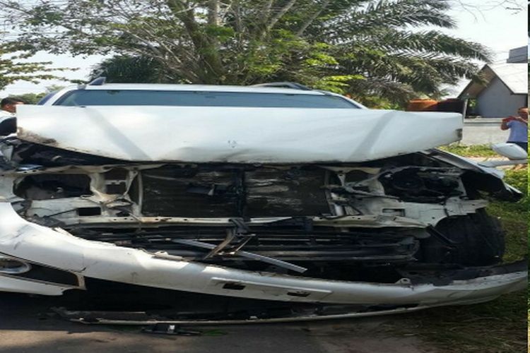 Kondisi kedua mobil suami istri yang rusak parah saat kejadian tabrakan