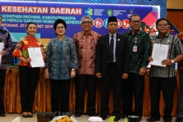 Menteri Kesehatan Nila F Moeloek (kedua dari kiri), Sekretaris Jenderal Kementerian Kesehatan RI drg Oscar Primadi (ketiga dari kiri) dan Kepala Dinas Kesehatan Kab. Kapuas Hulu dr H Harisson (kedua dari kanan)