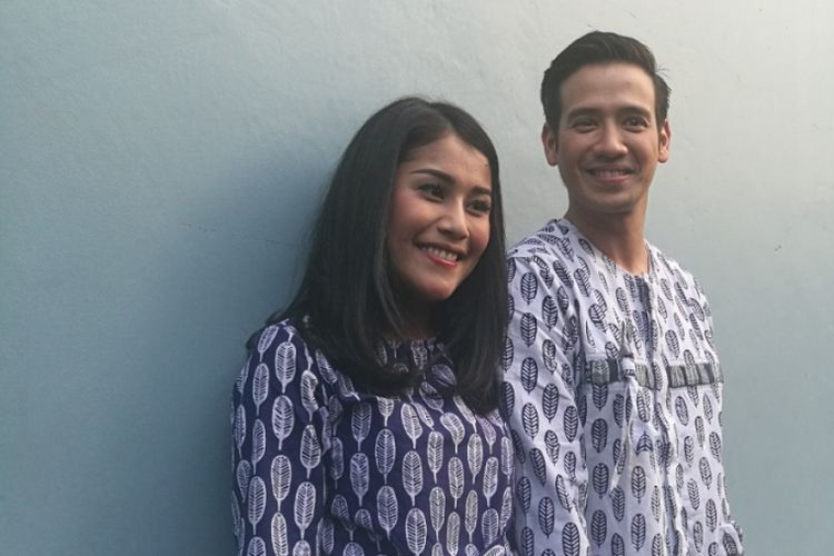 Tarra Budiman dan Gya Sadiqah usai menjadi bintang tamu dalam program bincang-bincang di studio Trans TV, Jakara Selatan, Rabu (30/8/2017).