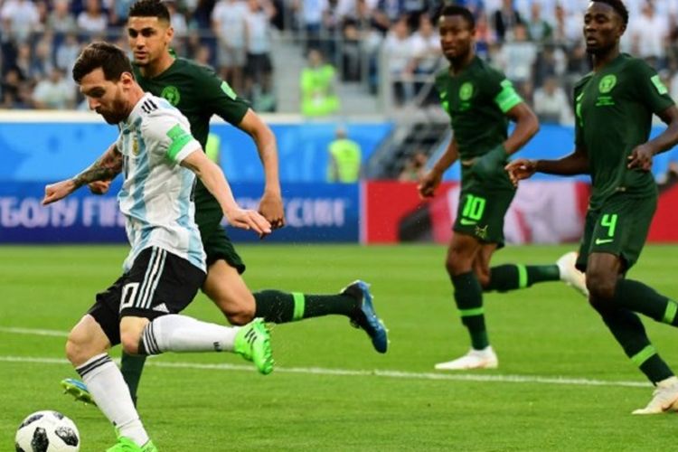 Kapten Argentina, Lionel Messi, mencoba lepas dari para pengawalan pemain belakang Nigeria pada pertandingan di Stadion Krestovsky, St. Petersburg, 26 Juni 2018. 