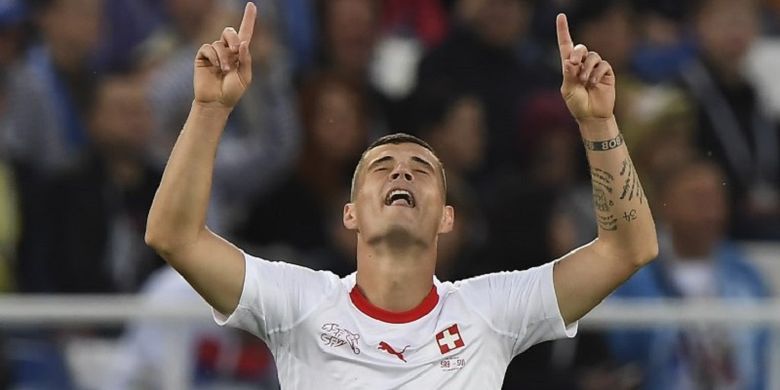 Gelandang Swiss, Granit Xhaka, merayakan golnya ke gawang Serbia pada pertandingan Grup E Piala Dunia 2018 di Kaliningrad, 22 Juni 2018. 