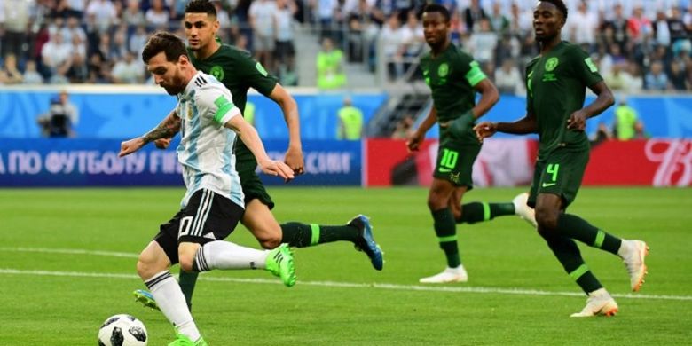 Kapten Argentina, Lionel Messi, mencoba lepas dari para pengawalan pemain belakang Nigeria pada pertandingan di Stadion Krestovsky, St. Petersburg, 26 Juni 2018. 