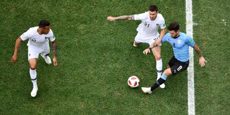 Nahitan Nandez mendapatkan pengawalan dari Lucas Hernandez dan Corentin Tolisso dalam pertandingan Uruguay vs Perancis pada babak 8 besar atau perempat final Piala Dunia 2018, 6 Juli 2018. 