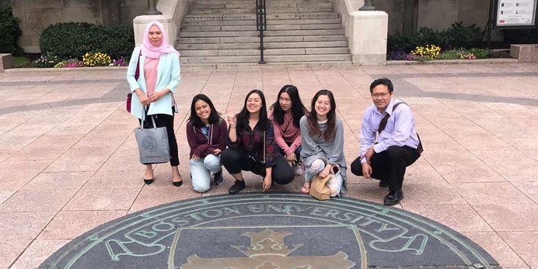 Audelina Asriza Asril (dua dari kiri) berfoto bersama 3 mahasiswa Prasetiya Mulya dan dua pendamping dari kampusnya saat mengikuti study abroad di Boston University, Amerika pada 2017.