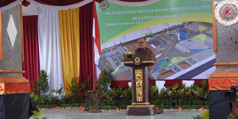 Direktur Utama BPJS Ketenagakerjaan Agus Susanto saat memberikan sambutan dalam acara peletakan batu pertama pembangunan ruang terbuka hijau di Gedung Olahraga Kebo Iwa, Gianyar, Bali, Selasa (12/2/2019).