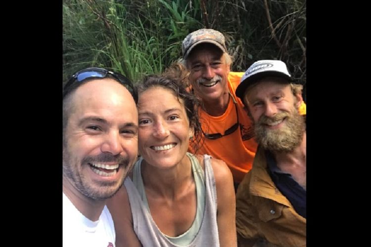 Amanda Heller (tengah) ditemukan selamat setelah hilang dua pekan di Hutan Lindung Makawao di pulau Maui, Hawaii, AS, pada Jumat (24/5/2019). (Facebook/Javier Cantellops)
