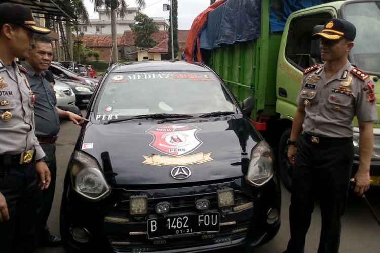 Kapolres Garut menunjukan kendaraan yang digunakan tiga wartawan gadungan untuk melakukan aksinya