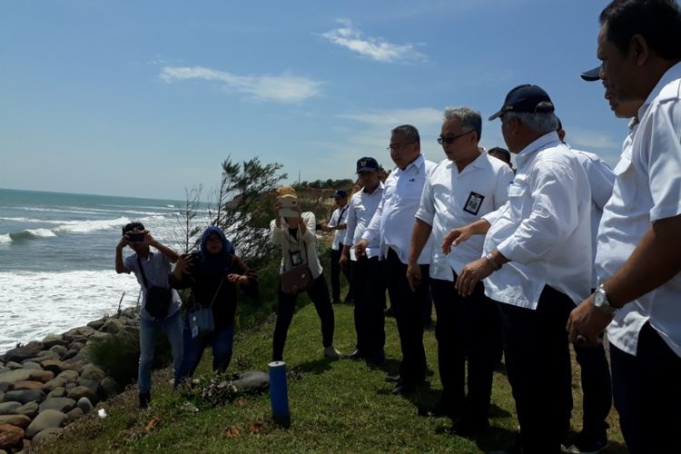 Menteri PUPR Basuki Hadimuljono dan Mendes PDTT Eko Putro Sandjojo mengunjungi jalan rusak akibat abrasi di Bengkulu, Sabtu (16/3/2019). Abrasi jalan negara tersebut membuat sembilan desa di Bengkulu terisolir. 