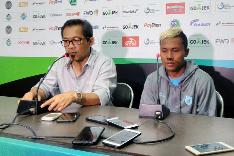Pelatih Persela Aji Santoso (kiri) dan Muhammad Fahmi Al Ayyubi.