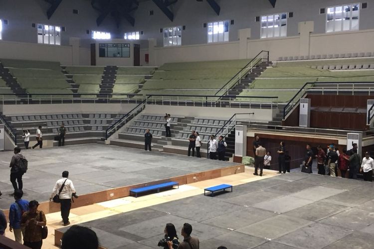 Presiden Joko Widodo mengecek kesiapan venue Padepokan Pencak Silat di kawasan Taman Mini Indonesia Indah (TMII), Senin (6/8/2018).