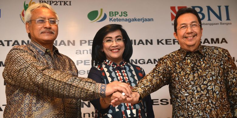 Direktur Hubungan Kelembagaan dan Transaksional Perbankan BNI Adi Sulistyowati  (tengah) berjabat tangan bersama Deputi Penempatan TKI BNP2TKI Agustin Subiantoro (kiri) dan Direktur Perluasan Kepesertaan dan Hubungan Antar Lembaga BPJS Ketenagakerjaan E Ilias Lubis (kanan) saat penandatanganan kerja sama di Jakarta, Senin (7/8/2017). BNI bersama Badan Nasional Penempatan dan Perlindungan Tenaga Kerja Indonesia (BNP2TKI) dan BPJS Ketenagakerjaan bekerja sama untuk penerbitan Kartu Pekerja Indonesia (KPI) co-branding, Layanan Cash Management, fasilitas kredit untuk TKI dan layanan jasa perbankan guna mendukung Program Jaminan Sosial bagi TKI.  ANTARA FOTO/Prasetyo Utomo/aww/17.