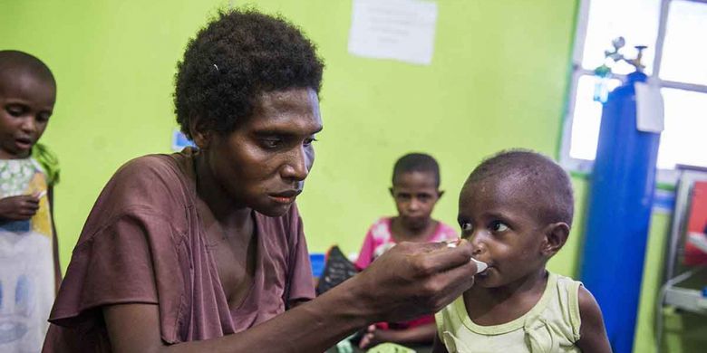 Seorang ibu memberikan susu kepada anaknya di Rumah Sakit Umum Daerah (RSUD) Agats, Kabupaten Asmat, Papua, Sabtu (27/1/2018). Data terakhir jumlah pasien campak dan gizi buruk di RSUD tersebut mencapai 88 dengan rincian penderita campak 7 pasien, gizi buruk 73 pasien, gizi buruk plus campak 2 pasien dan gizi kurang 6 pasien.