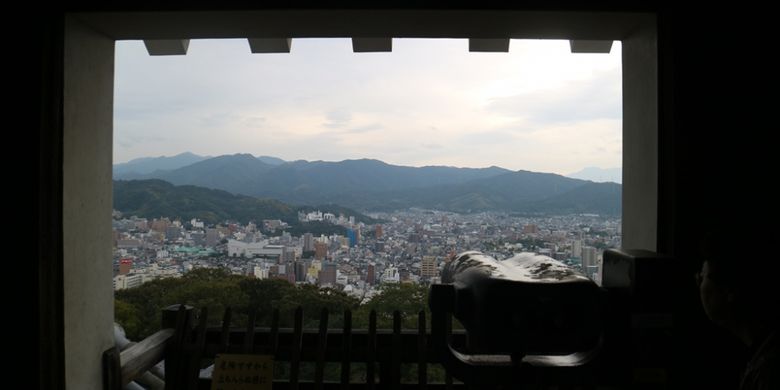 Panorama yang dilihat dari lantai tiga Kastil Matsuyama di Kota Matsuyama, Jepang.