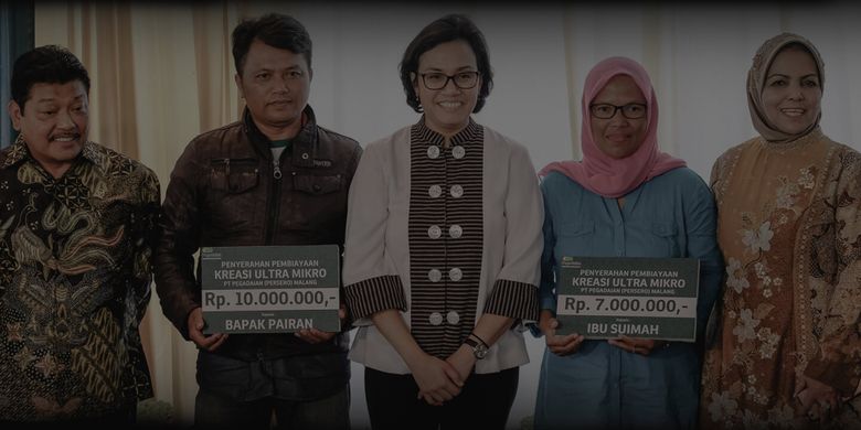 Menteri Keuangan Sri Mulyani (tengah) berpose bersama penerima Pembiayaan Ultra Mikro (UMi).