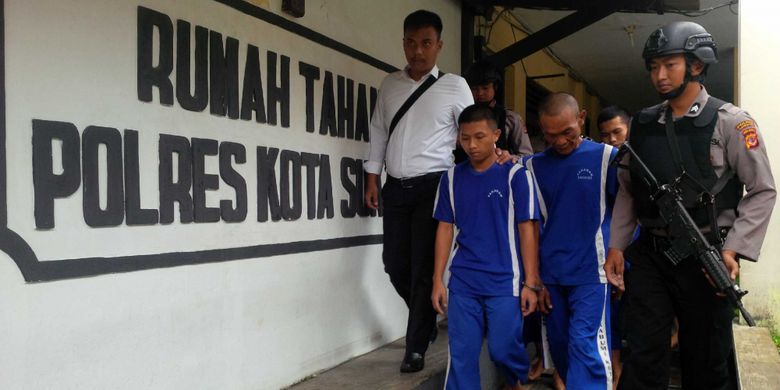 Petugas kepolisian menggiring sejumlah tersangka perkara narkoba selesai konperensi pers di Polres Sukabumi Kota, Jawa Barat, Kamis (17/1/2019).