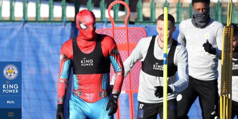 Penyerang Leicester City, Jamie Vardy, berkostum Spiderman (kiri) saat latihan rutin di lapangan latihan, Belvoir Drive, Kamis (17/01/2019).